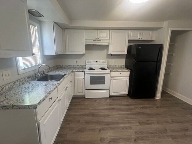 Interior Photo - 815 Ferry St