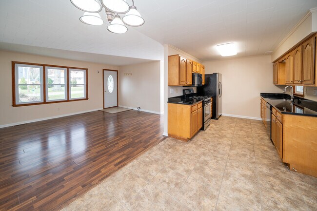 Building Photo - 138 Oak Ln