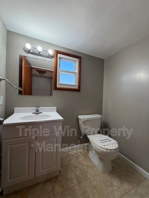 Building Photo - 8385 Latty Ave