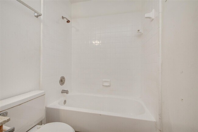 Building Photo - 9797 Leawood Blvd