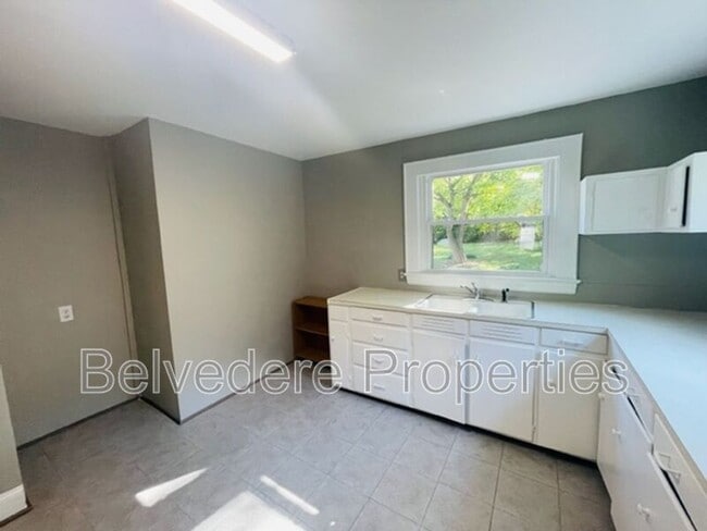 Building Photo - 211 W 7th Ave