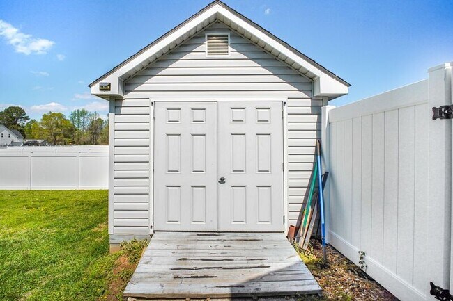 Building Photo - 9366 Alder Dr