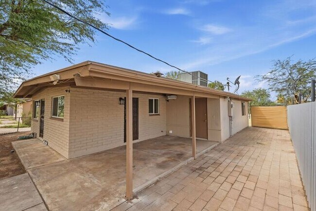 Building Photo - Bright 3-Bed Tucson Rental Home with Expansive Fenced Backyard Near U of A