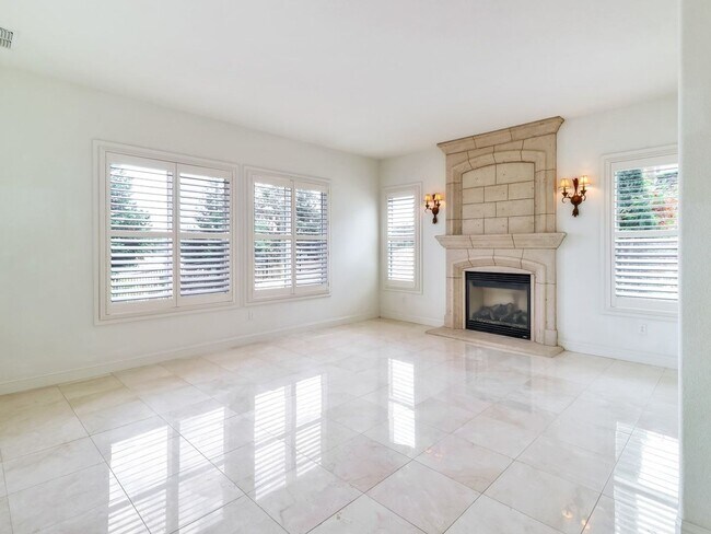 Building Photo - Beautiful custom home in The Promontory in...