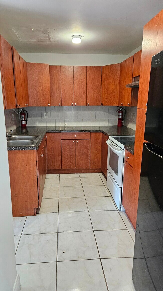 Building Photo - 177 NE 12th Ave