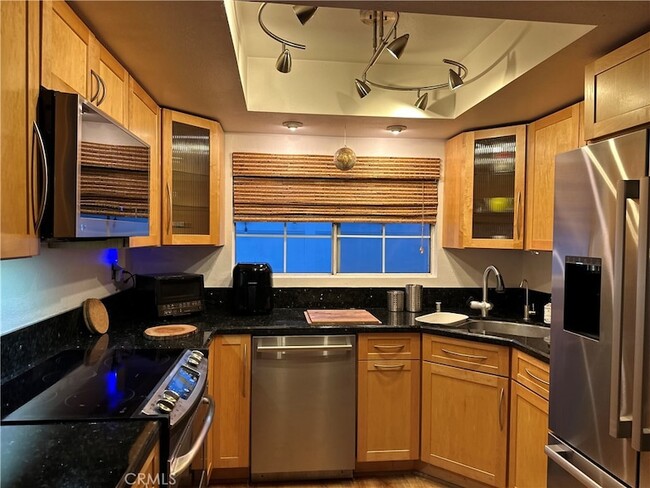 Building Photo - 2217 Vanderbilt Ln