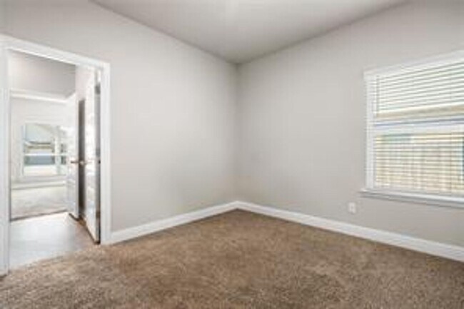 Building Photo - 4 Bedroom in West Mobile, Only a Few Years Old