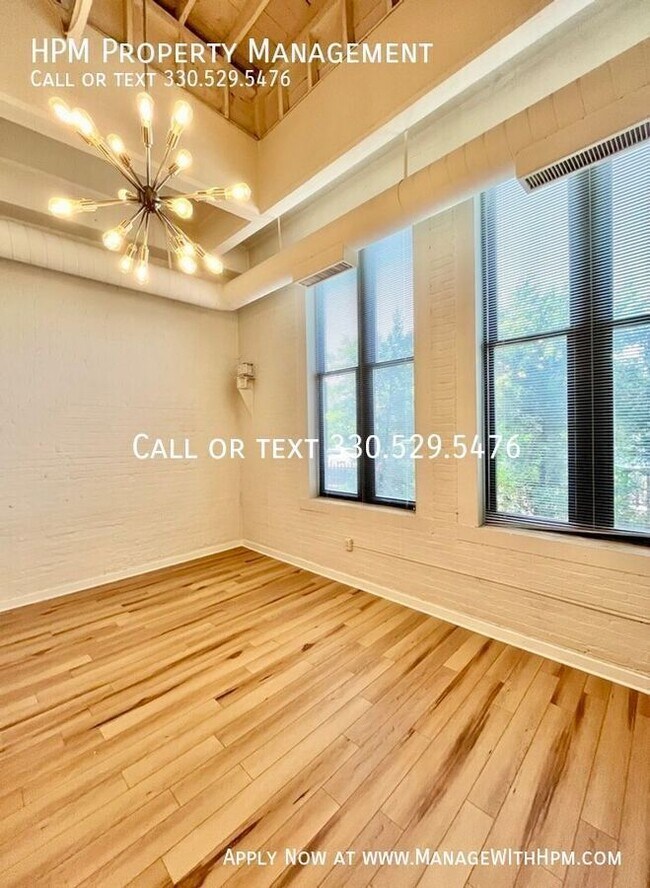 Building Photo - 1133 W 9th St