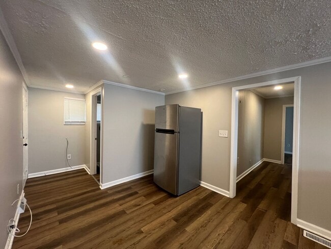 Building Photo - **MOVE-IN Special $500 off the 1st full month's rent with lease signed by 12/10/25**