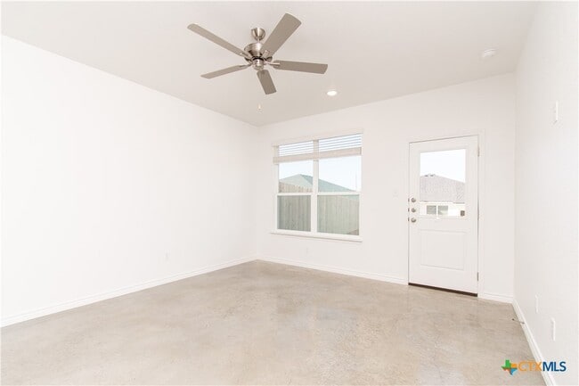 Building Photo - 3905 Hackberry Dr