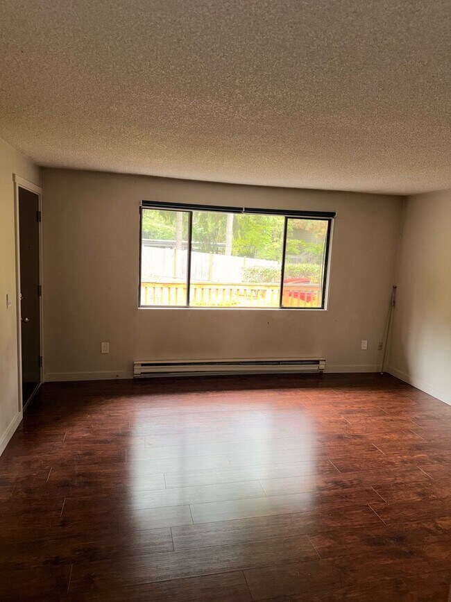 Building Photo - 1406 Bellevue Way NE