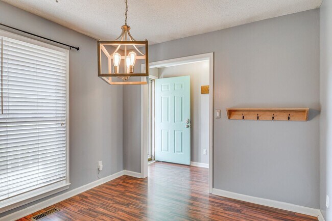 Building Photo - 3 Bedroom Dog Friendly Home For Rent Near St. B Area!