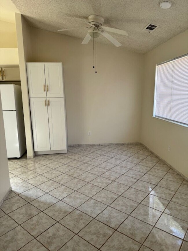 Building Photo - Available Now - Charming 2-Bedroom Home in...