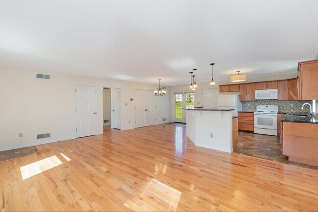 Building Photo - 927 E Lisburn Rd