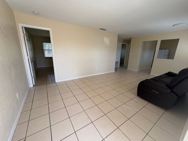 Building Photo - 3 Bedroom - Mango Ave