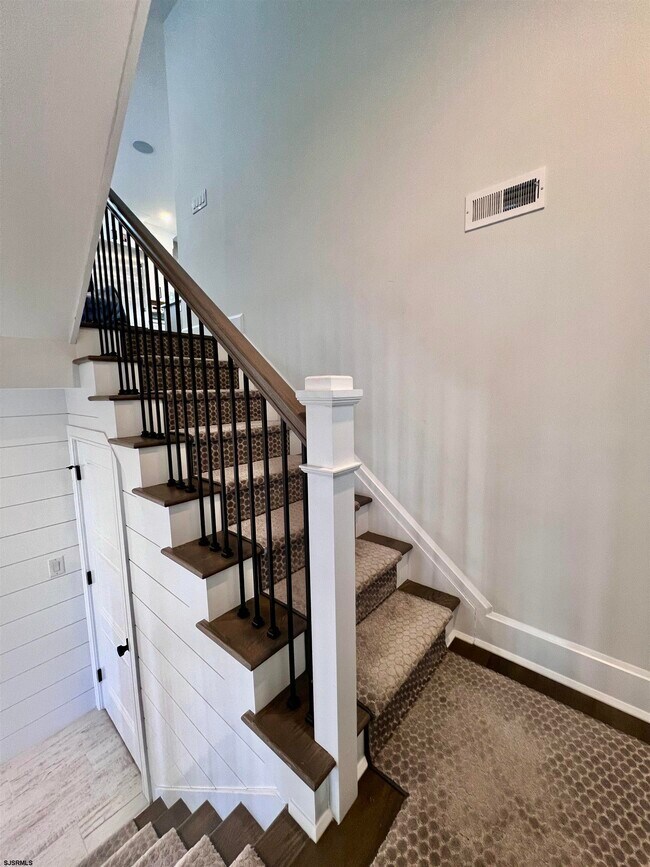 Building Photo - 16 A S Fredericksburg Ave