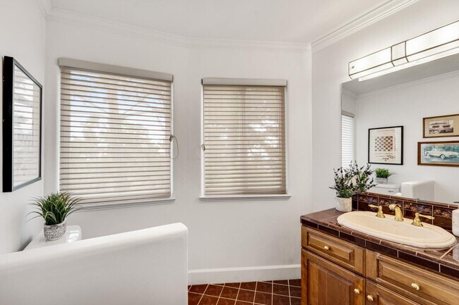 Building Photo - 1 Overlook Pl