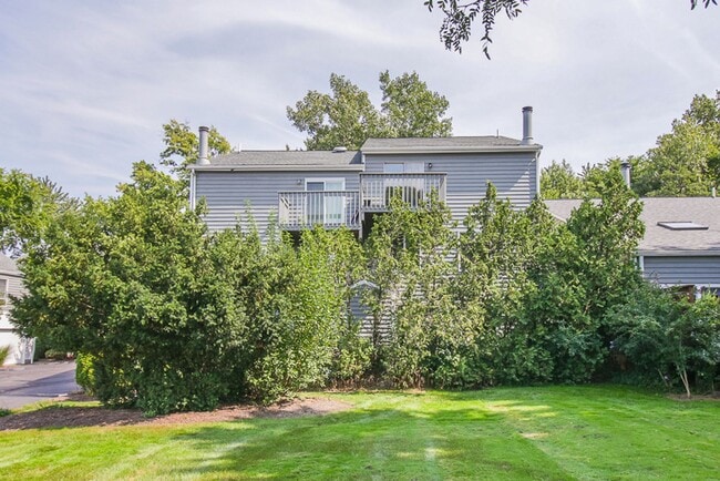 Building Photo - 3 Bedroom/2.5 Bath Westlake!! Condo living...