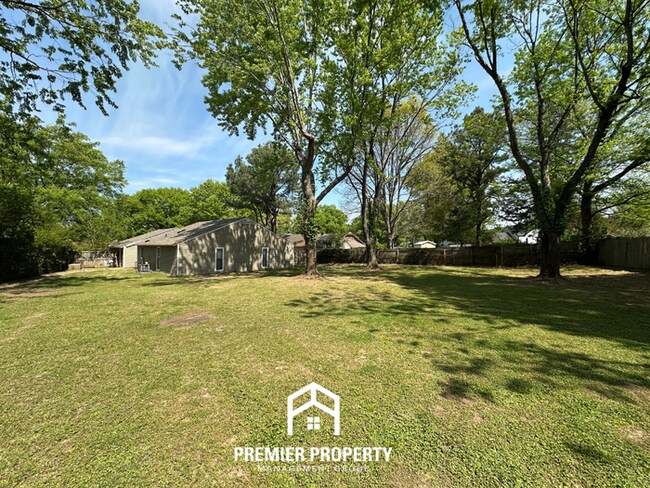 Building Photo - Charming 3BR/2BA Home in 38141 | Vaulted Ceilings, Fireplace & 2-Car Garage