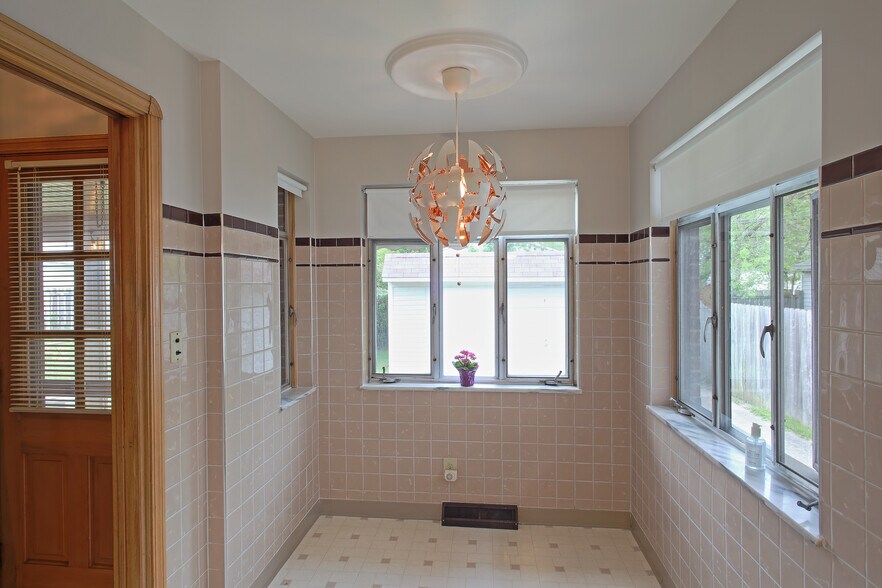 Breakfast nook - 2186 Chesterland Ave