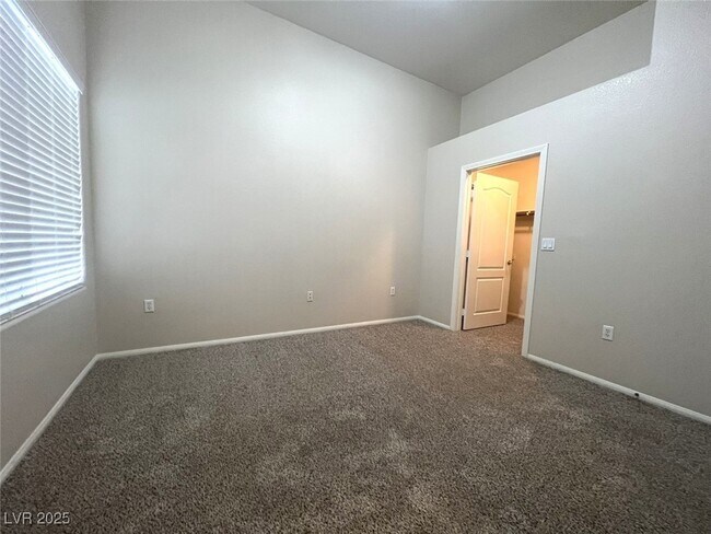 Building Photo - 2305 W Horizon Ridge Pkwy