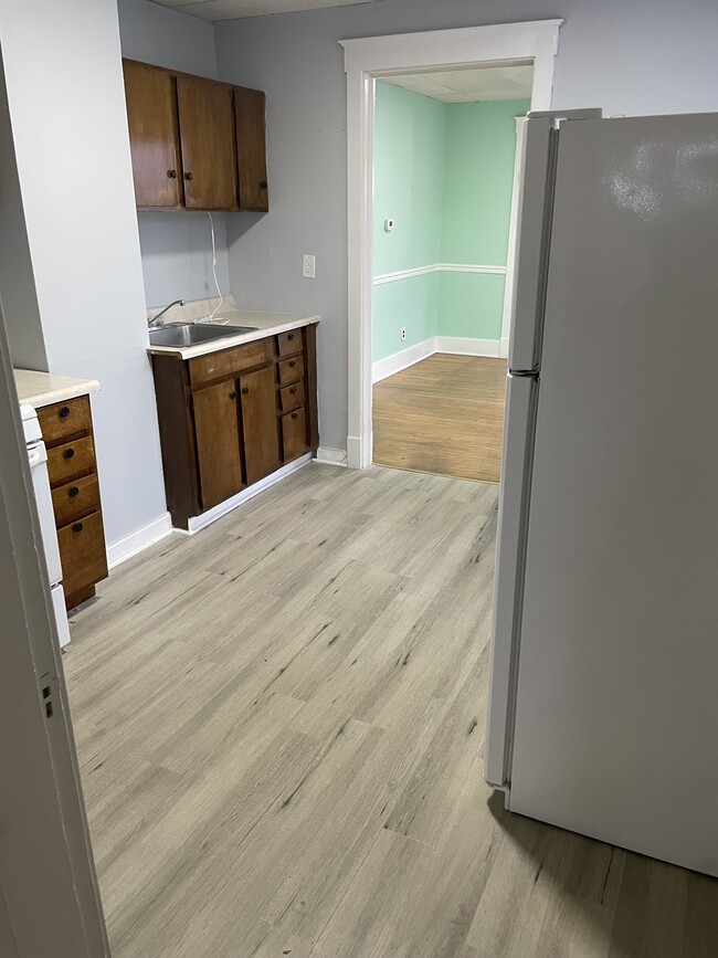 Kitchen - 1233 Manitau Ave