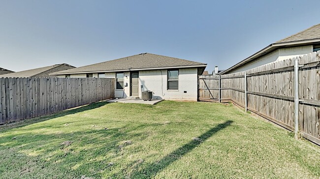 Building Photo - 2 Bedrooms, 1 Bathroom 1 Car Garage Close ...