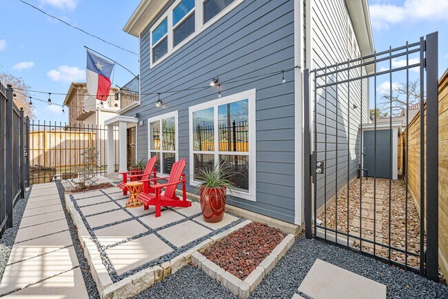 Building Photo - 202 E 7th St