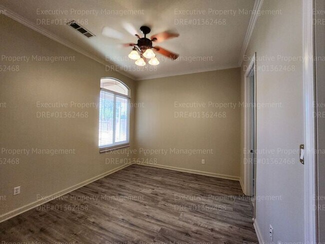 Building Photo - 4 bedroom 3 FULL bath/ 3 CAR Garage.. 2418...