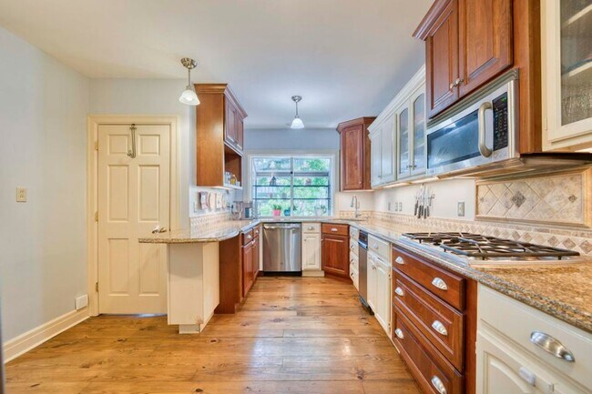 Building Photo - Beautiful 4 bedroom home in University Heights! Don't miss this one!