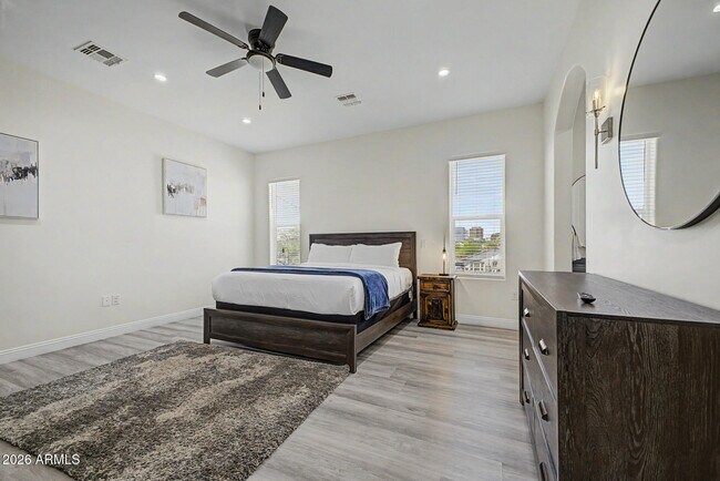 Building Photo - 1344 E Polk St