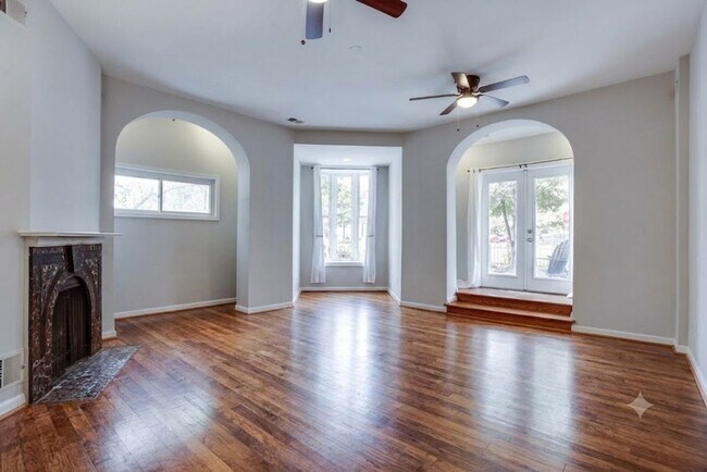 Building Photo - Capital Hill East Townhouse | 3 bd 2.5 bth | Two Patios | Hardwood Floors