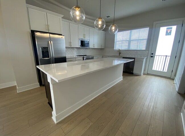 Building Photo - Modern 3 Bedroom 3.5 Bath Home in Nations