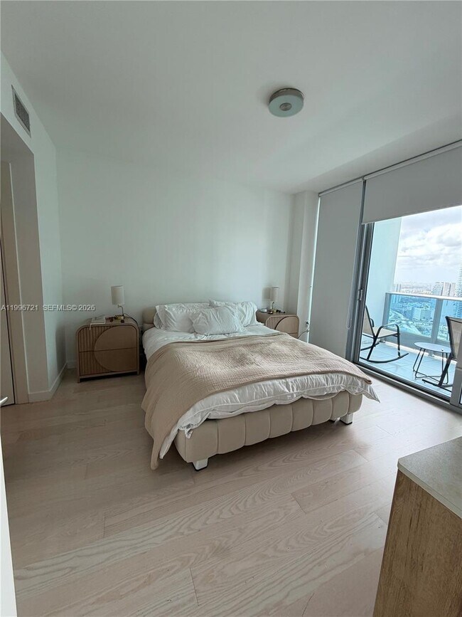 Building Photo - 200 Biscayne Blvd Way