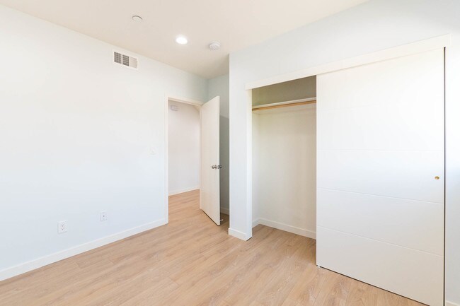 Building Photo - 756 N Ridgewood Pl