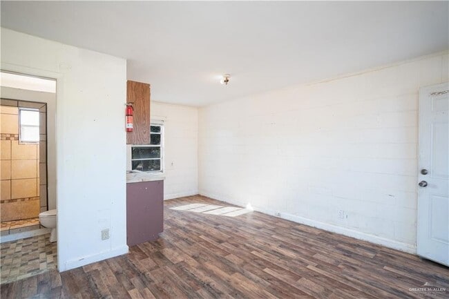 Building Photo - 130 N Texas Ave