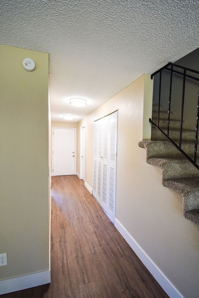 Building Photo - Spacious 2 bedroom 1.5 bath Town house Apa...