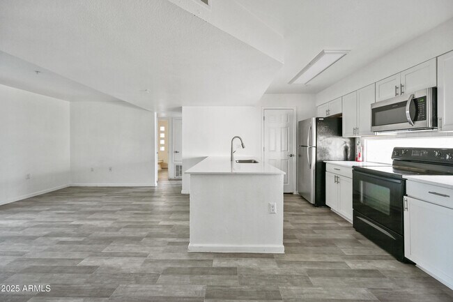 Building Photo - 3065 N 67th Ave