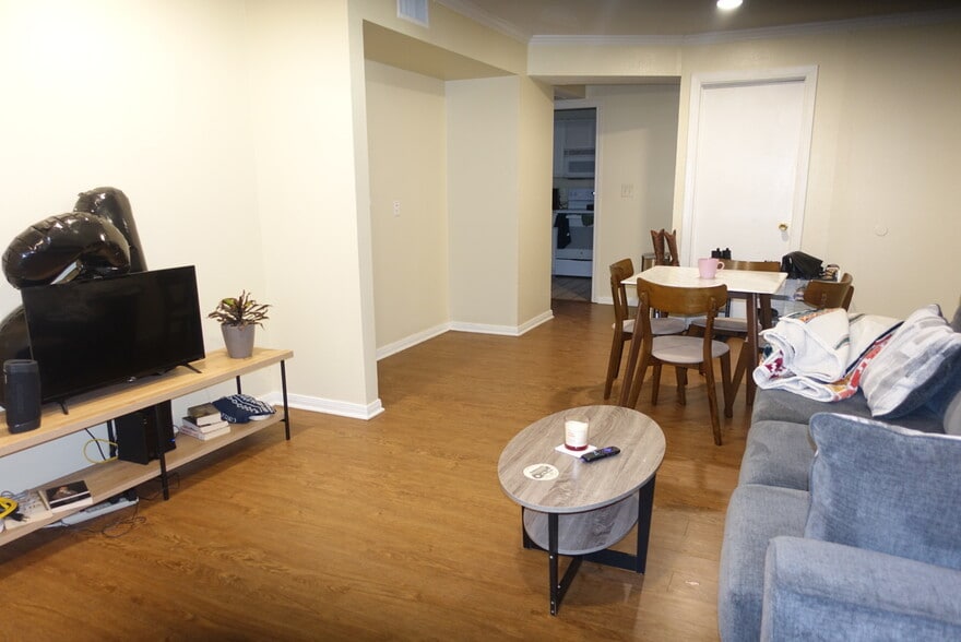 Building Photo - 501 W 26th St