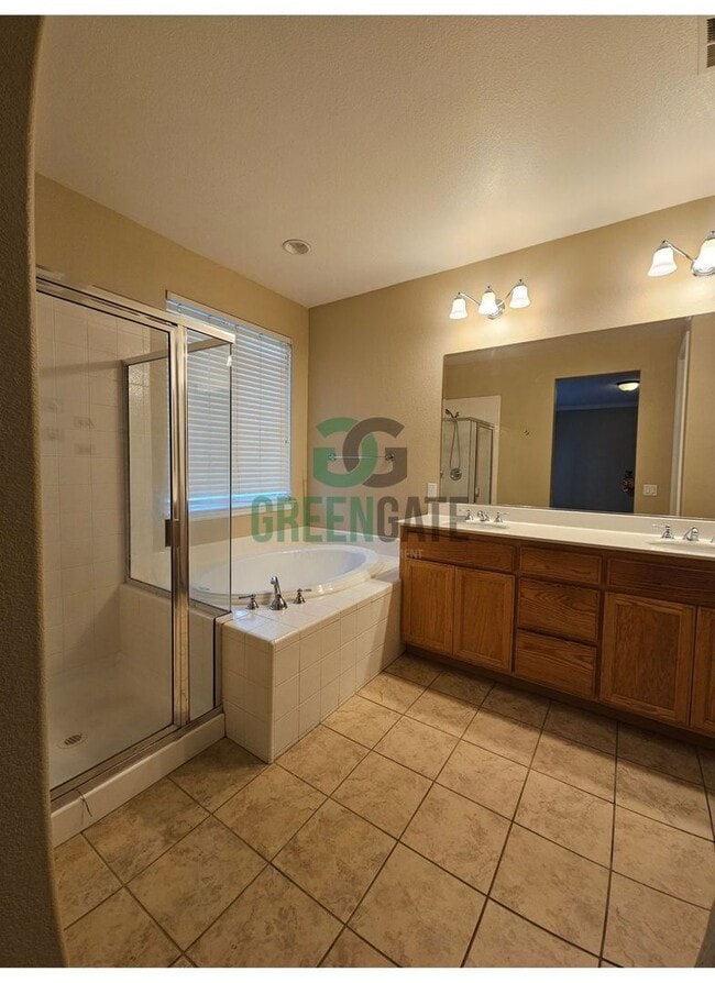 Building Photo - Spacious 4 Bedroom 3 Bath in Patterson! AV...
