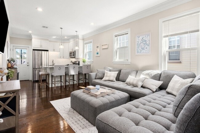 Building Photo - 1050 Saratoga St