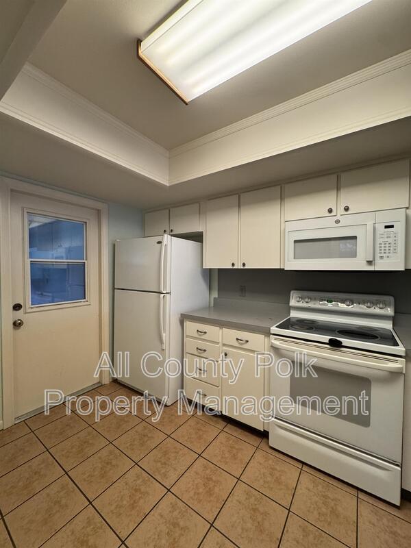 Building Photo - 542 Lake Carolyn Cir