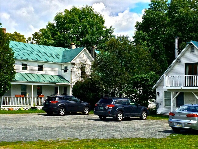 Building Photo - 1711 W Woodstock Rd