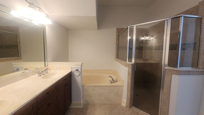 Building Photo - Huge 3 Bed 2.5 bath Home in Palencia- Main Bedroom downstairs plus Upstairs Efficiency