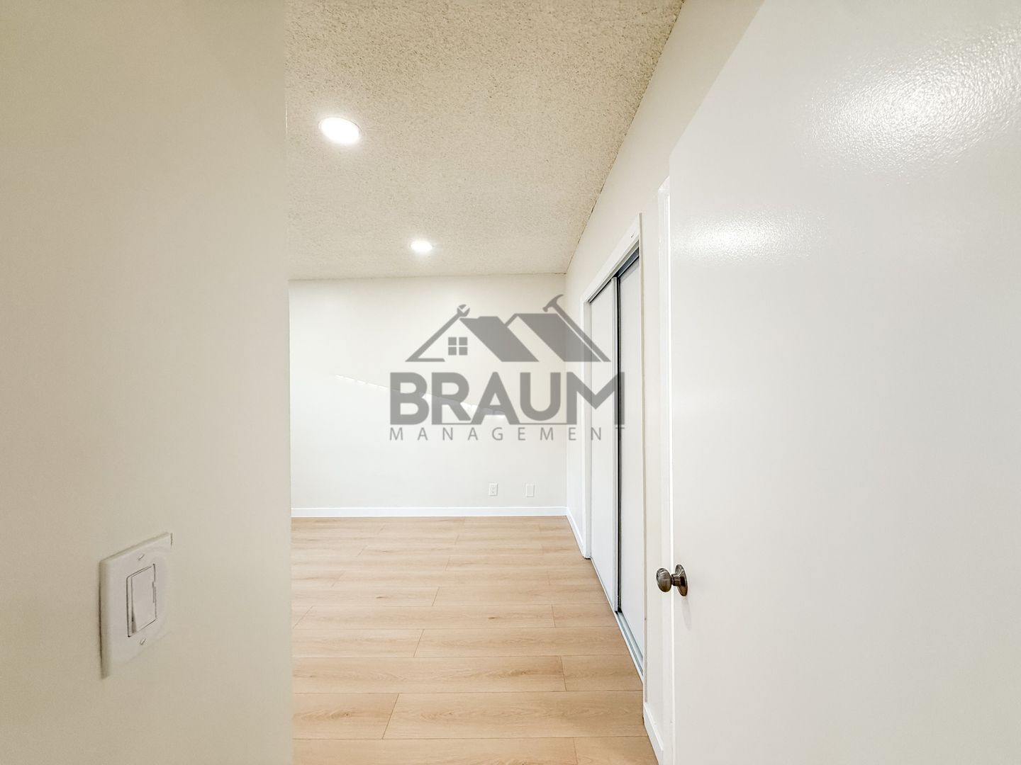 Building Photo - 13115 Oxnard St