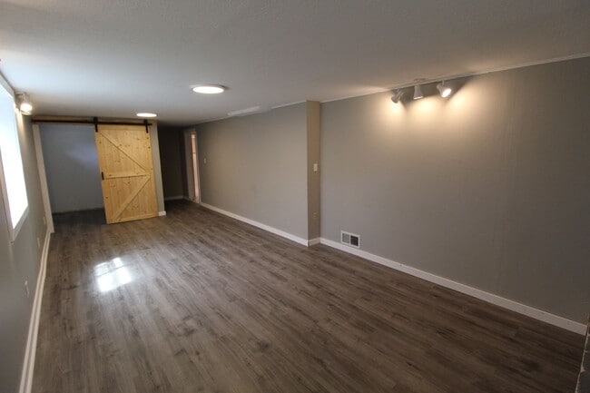 Building Photo - 129 W 39th Ave