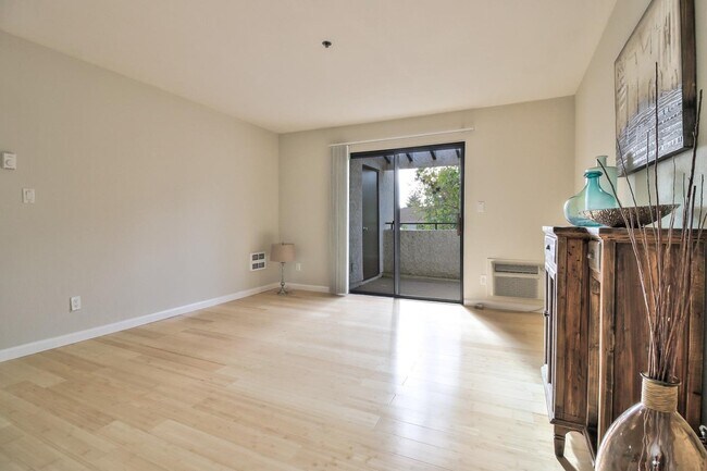 Building Photo - 880 E Fremont Ave