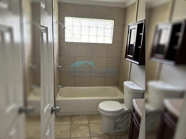 Building Photo - 2810 Pinewood Dr