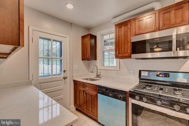 Building Photo - 3714 17th St NE