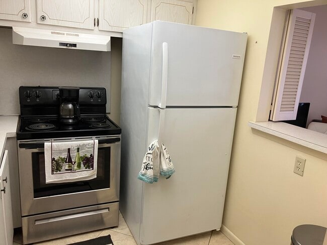 Building Photo - 100 Ventnor E